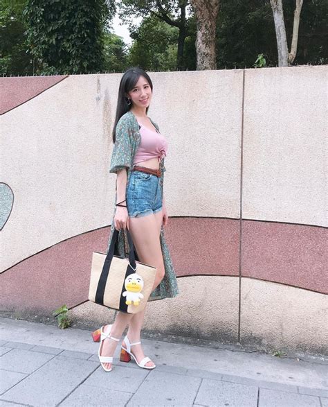 Vẻ nóng bỏng đốt mắt của hot girl Đài Loan bị ném đá khi chụp ảnh