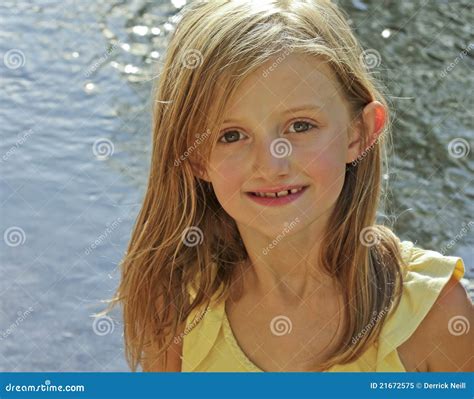 Fille Blonde De Cendre Une Petite Avec Les Yeux Noisette Image Stock Image Du Nature Rouge
