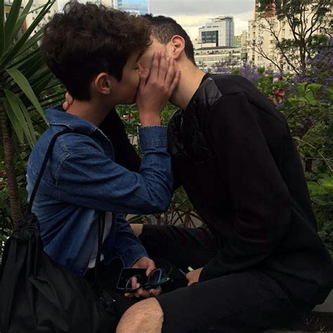 Follow BentheNaomi For More Lgbt Couples Cute Gay Couples Gay Mignon Couple Tumblr Parejas