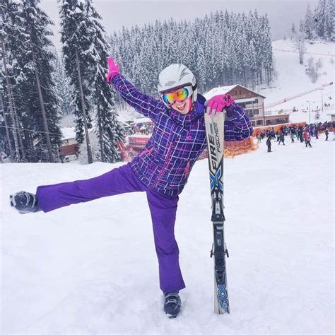 Лыжи. Катание на лыжах. Горы. Снег