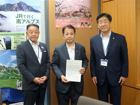 過疎対策特別委員会と生活衛生議員連盟世話人会に出席し、山口県美祢市長と長門市長より要望を受け、野菜振興議員連盟決議を農林水産大臣にお渡ししまし