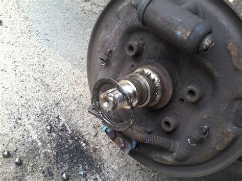 Ступица. Опять задний правый — Lada Гранта (1G), 1,6 л, 2013 года ...