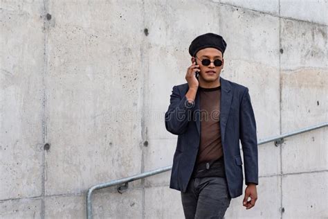 Un Joven Gay Latino Con Un Sombrero De Moda Y Gafas De Sol Caminando Por La Escalera Mientras
