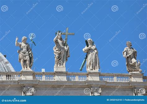 Grande Estátua De Jesus Ressuscitado E Mais Estátuas Na Face Foto de ...
