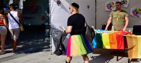 Εξω από τη Βουλή η παρέλαση του Gay Pride Πλημμύρισε χρώματα το κέντρο παρών και ο Καρανίκας