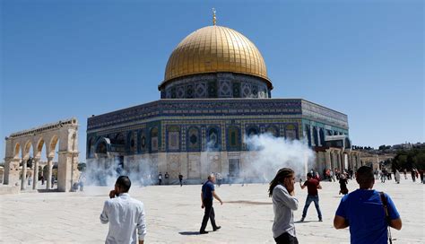 شرطة الإحتلال تشتبك مع مصلين فلسطينيين في حرم المسجد الأقصى الموقع