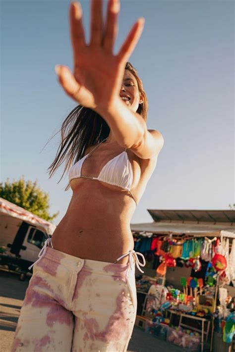 Bikini Come Indossare I Costumi Da Bagno In Citt Secondo I Trend Y K Vogue Italia