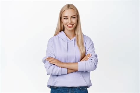 Concept de mode et de beauté Femme blonde souriante croisant les bras sur la poitrine à la