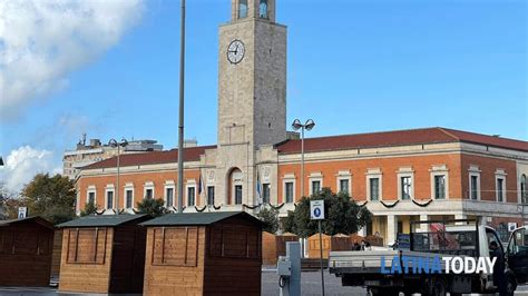 Villaggio Di Natale Via Al Montaggio Delle Casette In Centro Albero