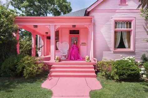 Live your Barbie dreamhouse in these amazing 9 pink houses - ScDecorum