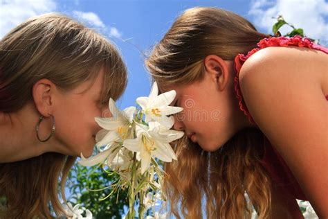 Twee Jonge Blonde Meisjes Achter Witte Lelie Stock Foto Image Of Droom Schoonheid