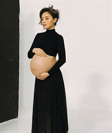 Diện cùng một bộ bikini từ ngày bầu đến sau sinh Linh Phi chẳng thay đổi gì ngoài bụng