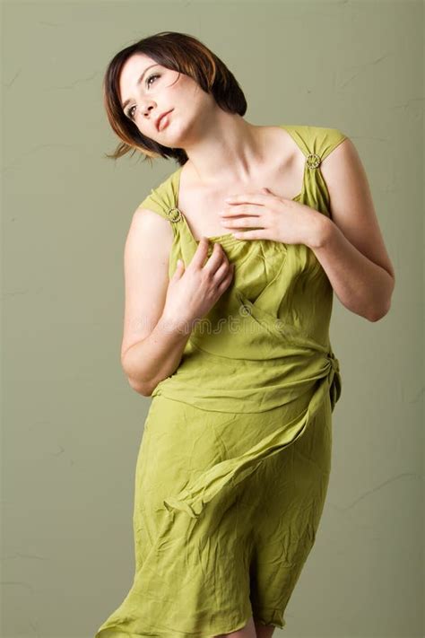 Femme Sexy De Brunette De Cheveu Court Image Stock Image Du Renivellement Motion