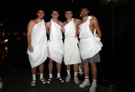 Любители Хэллоуина вышли на британские улицы в забавных костюмах