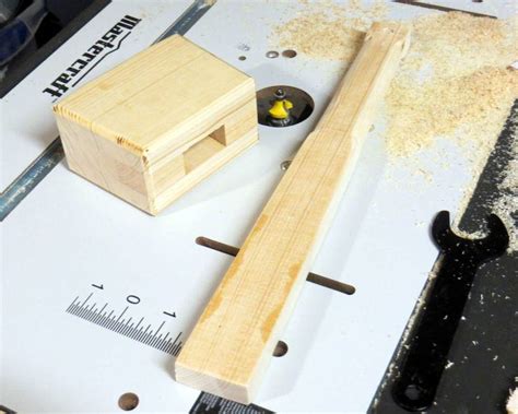 Огромный молоток из дерева