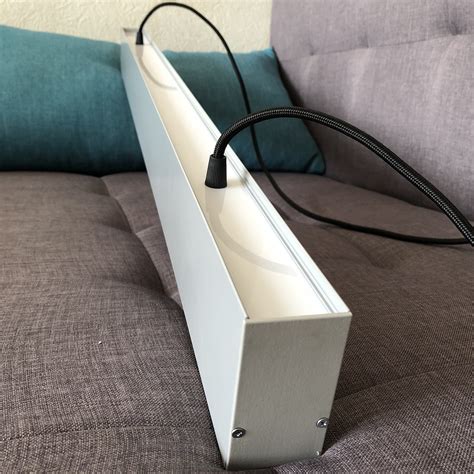 Линейные светильники на подвесах.