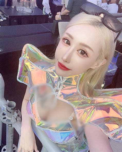 Đỏ mặt hot girl xinh đẹp hóa nàng thỏ khoe dáng giữa phố Báo Tri thức