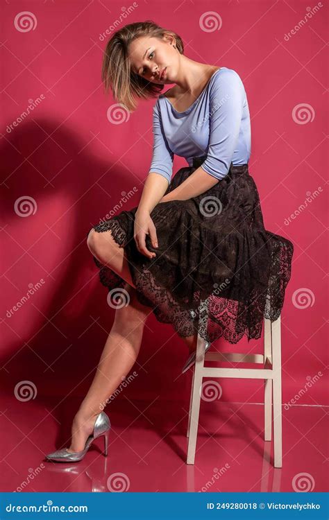 Portrait D Une Belle Fille De Mode Blonde Avec Maquillage Dans Le Studio En Jupe Et Avec Cheveux