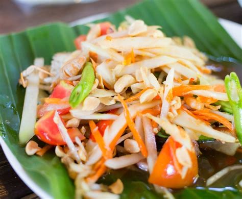 Premium Photo Som Tam Thai Thai Green Papaya Salad With Peanuts