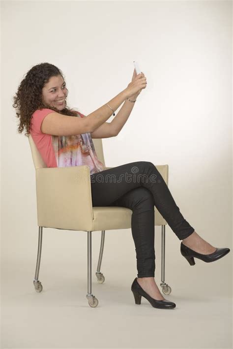 La Ragazza Latina Con Capelli Ricci Prende Il Selfie Fotografia Stock Immagine Di Telefono