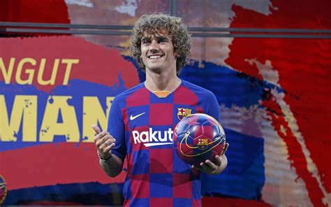 Griezmann puts on the Barça shirt