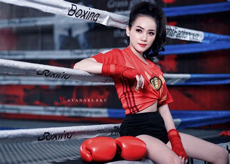 Hot girl Việt nóng bỏng đại chiến trước trận cầu đinh Anh Bỉ World Cup