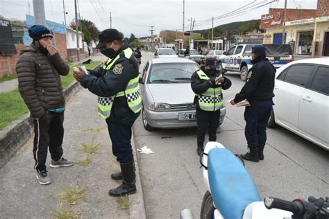 La Polic A Controla Permisos De Circulaci N Y El Uso Del Barbijo En