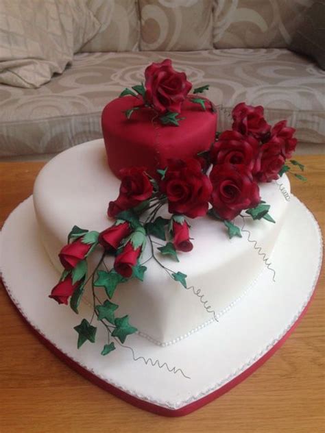 Heart Shaped 2 Tier Cake With Red Sugar Roses Bolos De Casamento De Chocolate Bolo De