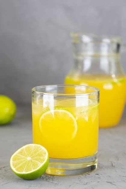 Limonada Fresca De Naranjas Limas Y Limones En Un Vaso Sobre Un Fondo