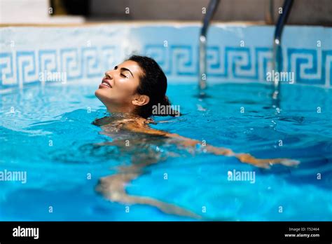 Belle jeune fille bikini Banque de photographies et dimages à haute