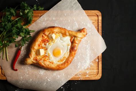 Plato Georgiano Tradicional Khachapuri Ajarian En El Fondo Negro