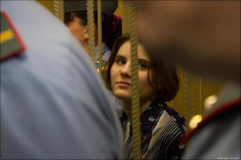 Tribunal confirma penas de 2 años de cárcel para dos Pussy Riot y libera a la tercera Notas