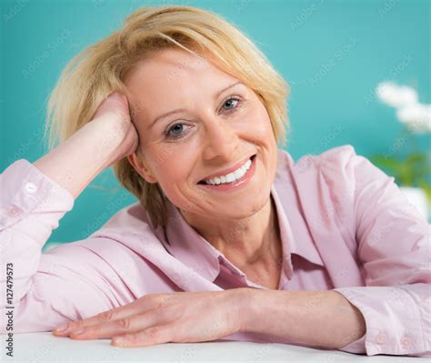 glückliche ältere blonde frau Stock Foto Adobe Stock