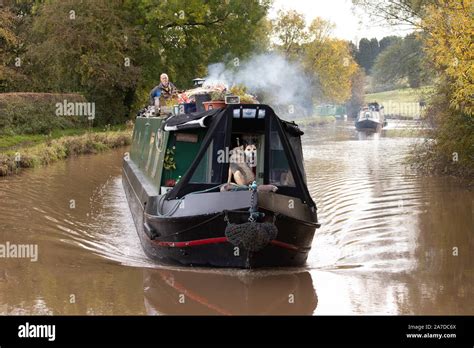 Un Bateau Fluvial Fait Son Chemin Banque De Photographies Et Dimages