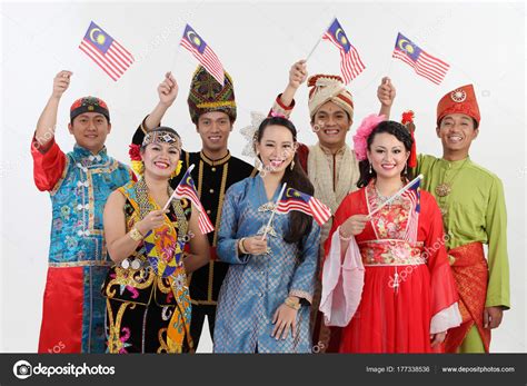 traditional costumes worn  malaysians  danielle ronald blog