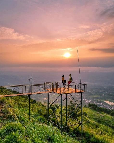 Bukit Alesano Bogor Spot Camping Hits Dengan Hamparan Kerlip Bintang