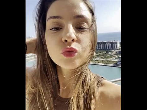 Melena Maria Rya se desnuda en el balcón XVIDEOS