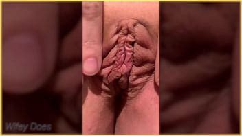 MILF Flashes Smooth Pussy XNXX