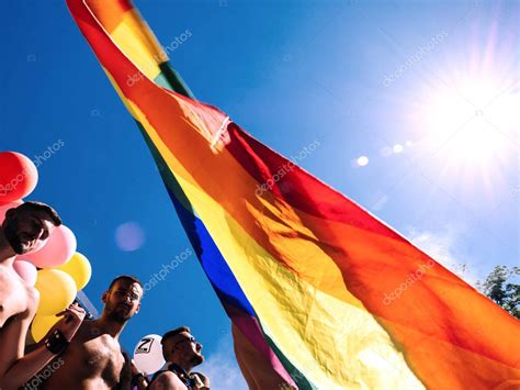 Gay orgullo hombres bailando LGBT personas en camión con arco iris bandera