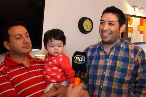 Casal gay adota bebê HIV rejeitada por famílias greenMe