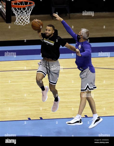 Golden State Warriors Stephen Curry Left Warms Up For The Team S Nba