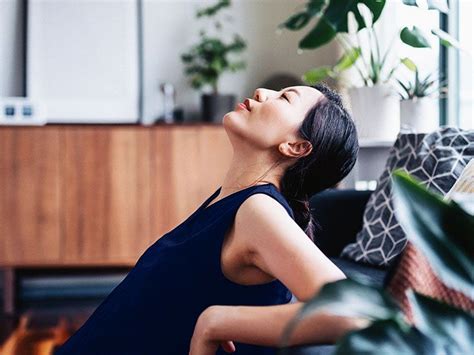 What can middle back pain on the left side indicate?