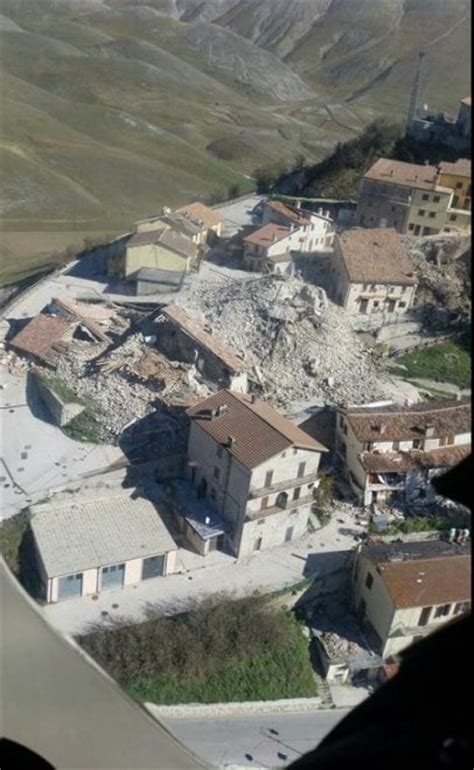 Terremoto Centro Italia Le Immagini Di Castelluccio Di Norcia