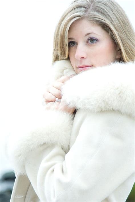 Belle Femme Blonde Dans Le Manteau De Fourrure Blanc Image Stock Image Du Femelle Charme