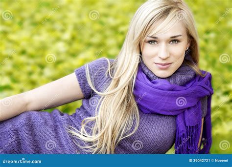 Het Mooie Blonde Portret Van De Vrouwen Openluchtlente Stock Afbeelding Image Of Glimlach