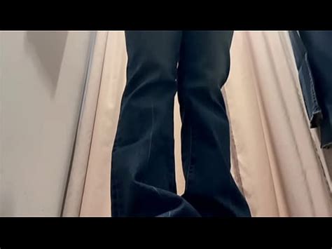 更衣室でオナニー 隣で着替えてる人にオナニーしてるのバレそうになりました XVIDEOS