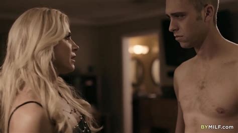 Esposa infiel engañada para tener sexo con su hijastro desconocido India Summer XVIDEOS