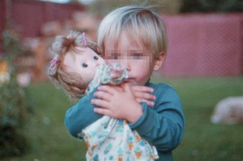 A anni viene affidato al padre perché la madre lo cresce come una femmina Gay it