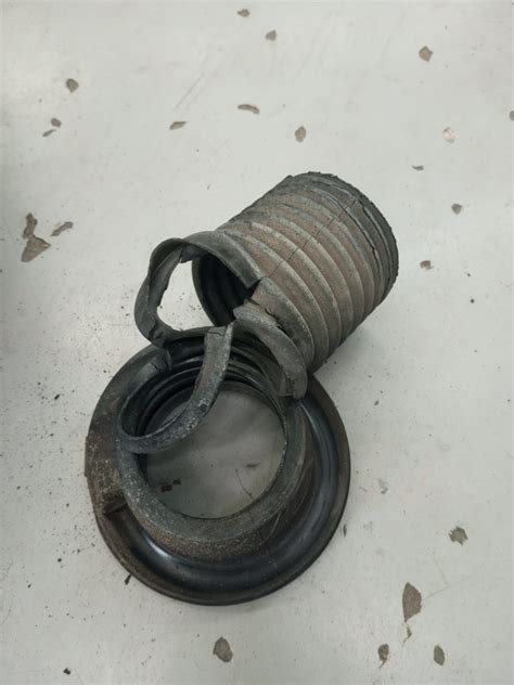 Замена пыльников на передних стойках DEQST 130141 — Mitsubishi ...