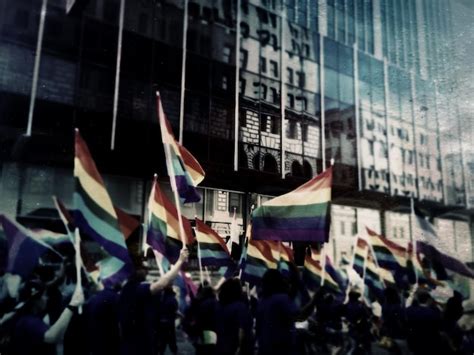 Gente Sosteniendo Banderas Arco Iris Durante El Desfile Del Orgullo Gay En La Ciudad Por La